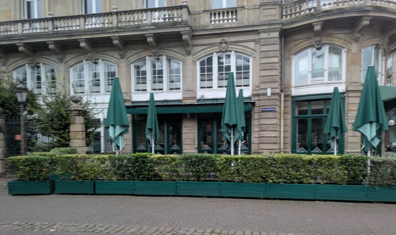 Les bacs de plantes les uns contre les autres délimitent la terrasse.